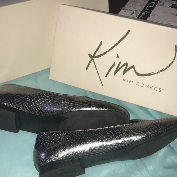 Kim Rogers Silver Snakeskin Flats - Size 8 - Picture 4 of 12